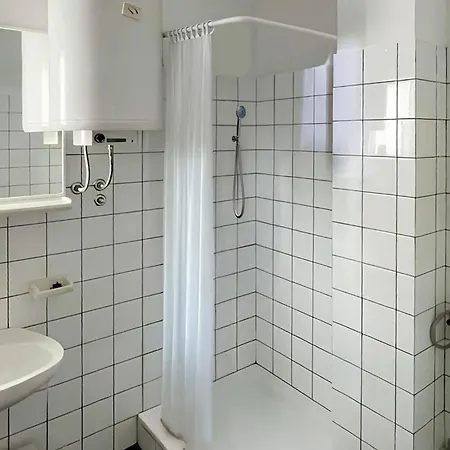 1 Bedroom Stunning In 아파트 풀라